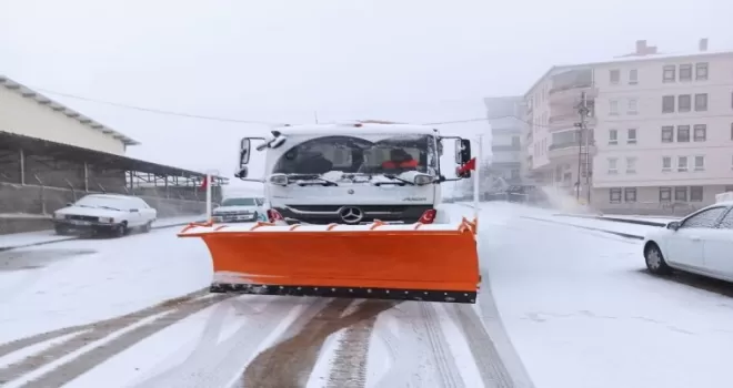 Pursaklar Belediyesinden ilk kar yağışına anında müdahale
