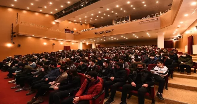 Pursaklar Belediyesinin hazırladığı “İstiklal” oyununa gençlerden tam not
