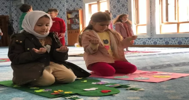 Pursaklar’da çocuklar teravih namazı kıldı
