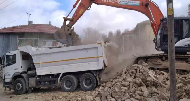 Pursaklar’da metruk yapılar yıkılıyor
