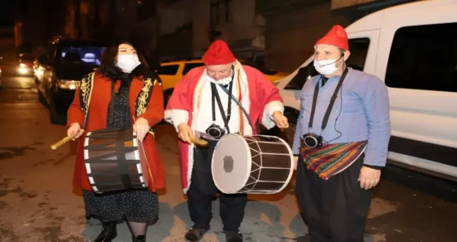 Radyocu Beyza, Ramazan davulcusu olup Bağcılarlıları sahura kaldırdı
