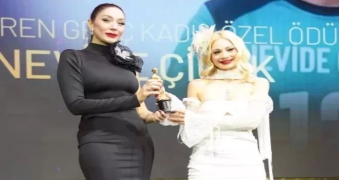 Raffles’ta yıldızlar geçidi: Nevide Çiçek’e ’İlham’ Ödülü!