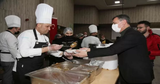 Ramazan Şimşek vatandaşlara iftar yemeği dağıttı
