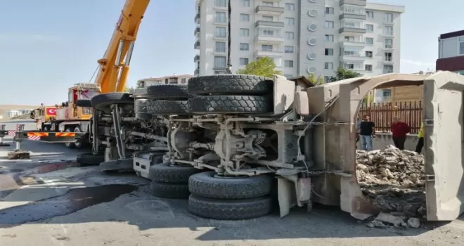 Rampa aşağı giderken devrilen hafriyat kamyonu 2 aracı biçti
