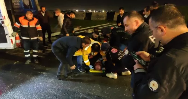 Reklam panosunun altında kalan adam ağır yaralandı
