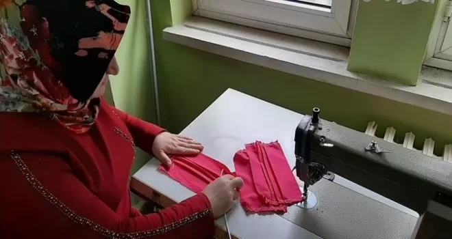 Rengarenk üretilen maskeler Çaykara’da vatandaşa ücretsiz olarak dağıtılacak

