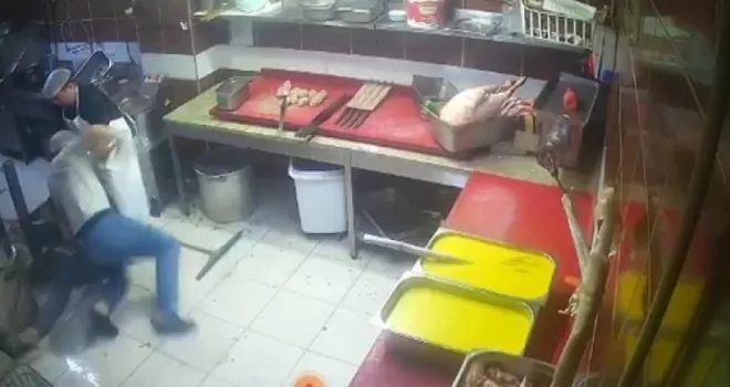 Restoran çalışanları mutfak malzemeleri ile birbirine saldırdı

