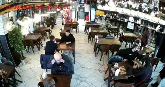 Restoranda yere düşen telefonu cebine koyup kaçtı
