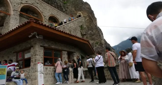 Restorasyon çalışmaları tamamlanan Sümela’ya ziyaretçi akını
