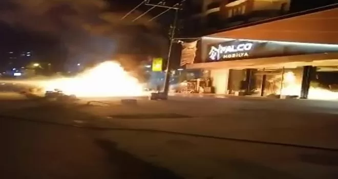 Rize’de 2 araç alev alev yandı
