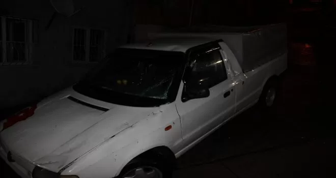 Rize’de 2 araç kökünden kopan ağacın altında kaldı
