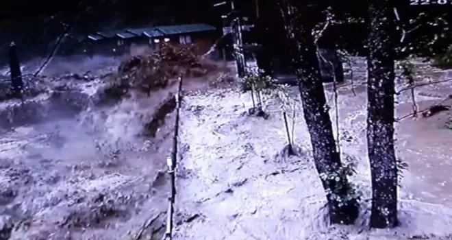 Rize’de 22 Temmuz günü yaşanan sel anı güvenlik kameralarına yansıdı
