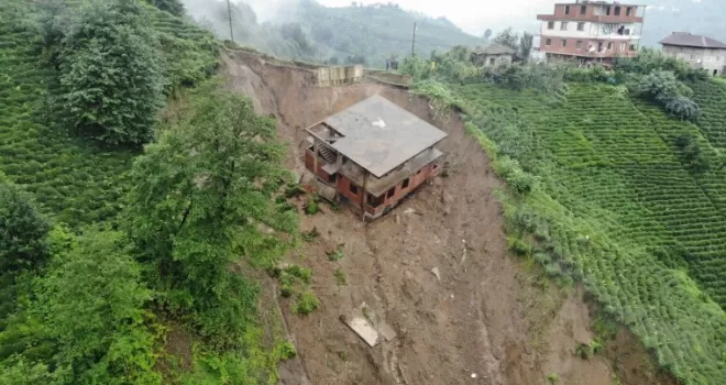 Rize’de 3 katlı bina heyelanda sürüklendi