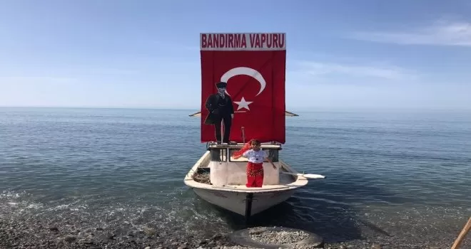Rize’de 8 yaşındaki minik Tuğçe’den sıra dışı bir 19 Mayıs kutlaması
