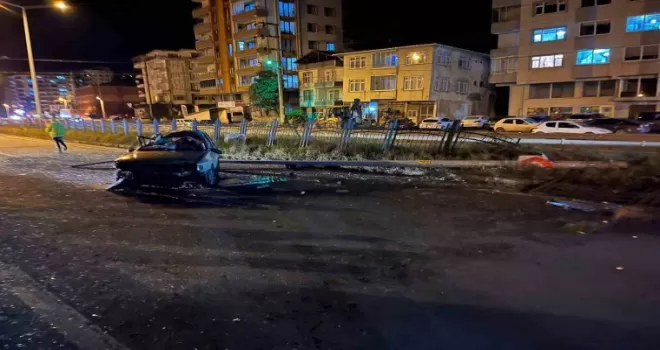 Rize’de aydınlatma direğine çarpan araç takla attı: 2 yaralı
