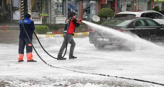 Rize’de cadde ve sokaklar deniz suyu ile yıkanıyor
