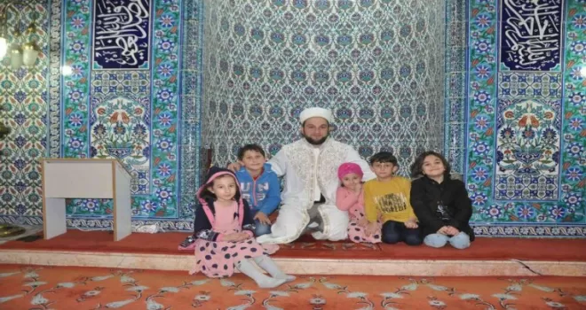 Rize’de cami imamının örnek davranışı en çok çocukları mutlu ediyor
