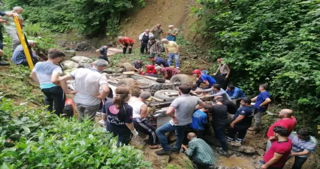 Rize’de çay yüklü kamyonet dereye yuvarlandı: 5 yaralı
