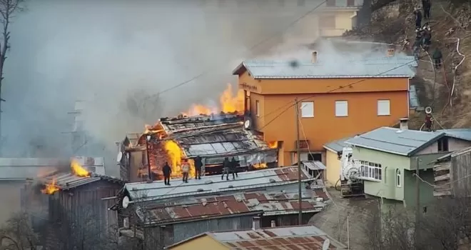 Rize’de çıkan yangında 7 ev tamamen yandı
