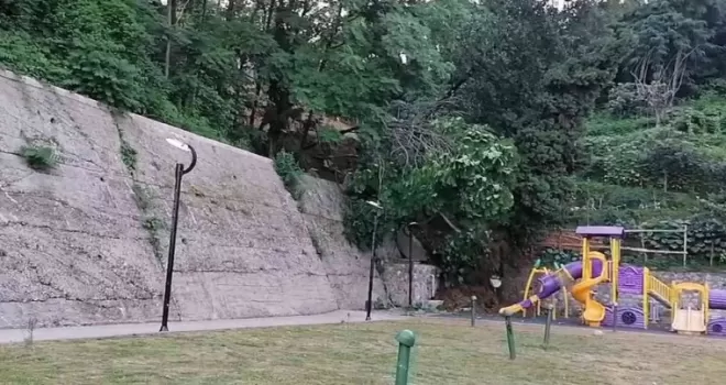 Rize’de çocuk parkında toprak kayması