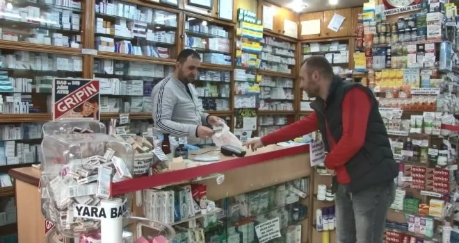 Rize’de eczanelerden Korana virüse karşı ’Sosyal mesafe şeridi’ uygulaması
