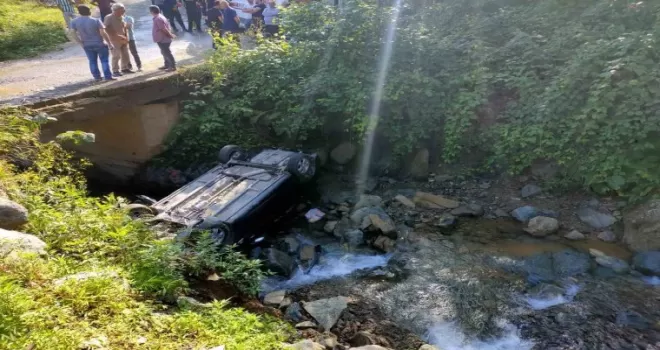 Rize’de köprüden düşen otomobildeki 1 kişi öldü, 1 kişi de yaralandı
