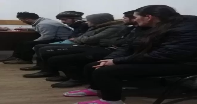 Rize’de ormanda gece yarısı ağaç kesen 5 şahsı köylüler yakaladı
