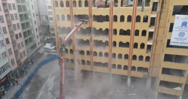 Rize’de riskli binaların yıkımına başlandı
