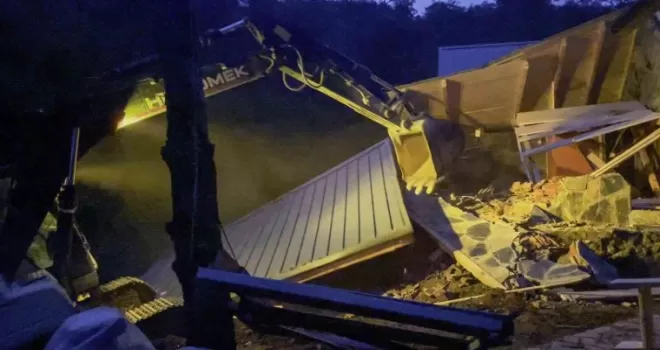 Rize’de ruhsatsız binalar yıkılıyor

