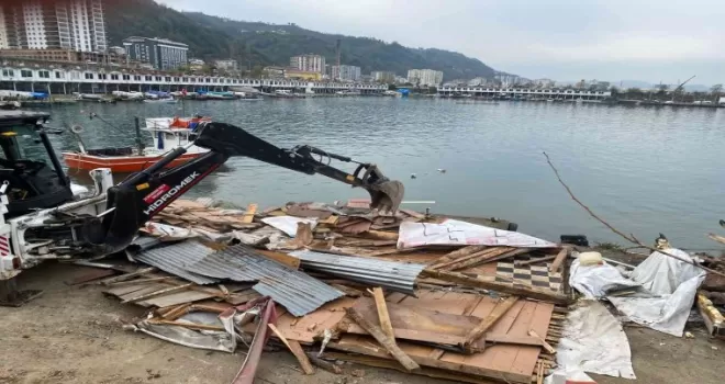 Rize’de ruhsatsız yapılar yıkılıyor