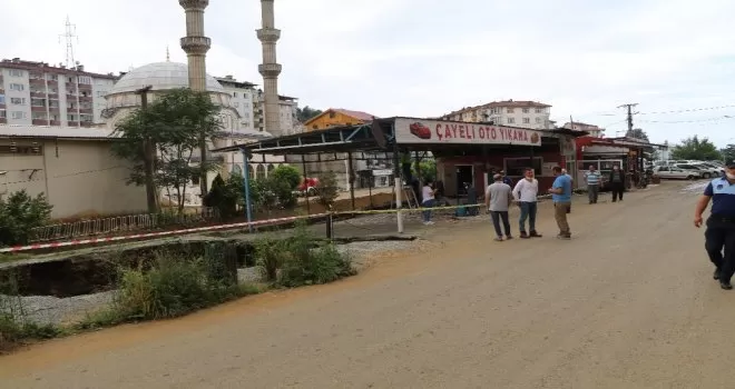 Rize’de sel sonrası dere yatağındaki binaların yıkımına başlandı
