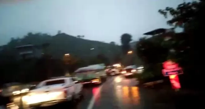 Rize’de sel ve heyelan nedeniyle bazı köy yolları ulaşıma kapandı
