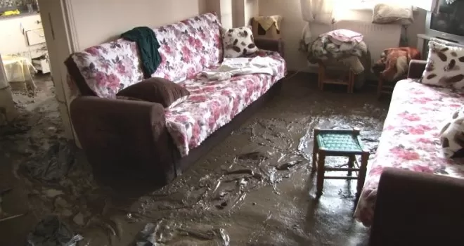 Rize’de selde balçıkla dolan cami ve evler temizleniyor
