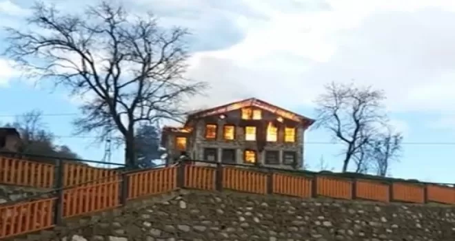 Rize’de tarihi konak yangında kül oldu
