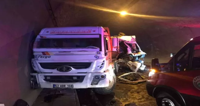 Rize’de taş yüklü kamyon taş yüklü kamyona çarptı: 1 yaralı
