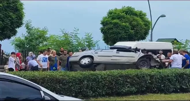 Rize’de tır otomobile çarptı: 7 yaralı
