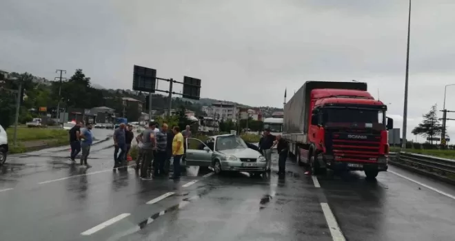Rize’de tır otomobile çarptı, baba ve oğlu ağır yaralandı