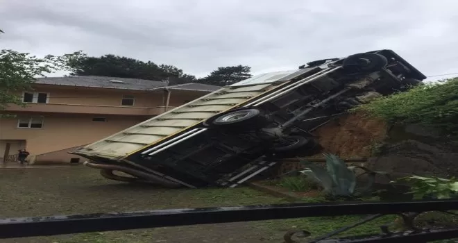 Rize’de virajı alamayan kamyon evin bahçesine devrildi
