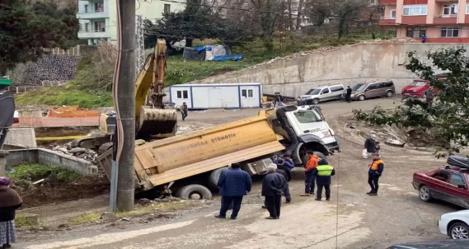 Rize’de yol çökünce kamyon dere yatağına düştü
