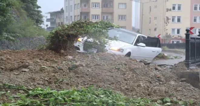 Rize’deki şiddetli yağış sonucu oluşan heyelanda bir araç toprak altında kaldı
