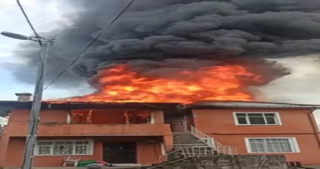 Rize’deki yangında ev kullanılamaz hale geldi
