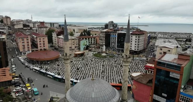 Rize Meydanı bu kez Cuma namazını kılmak isteyenlerle doldu taştı
