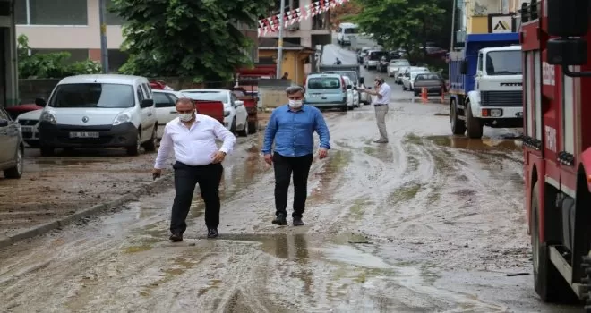 Rize’nin İyidere ilçesinde şiddetli yağmur nedeniyle 20 iş yerini su bastı
