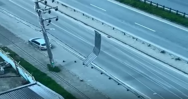 Rize’nin Pazar ilçesinde fırtına çatıları uçurdu
