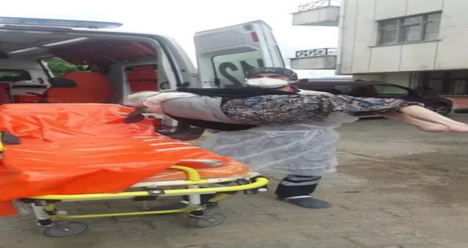 Rize sağlık çalışanı hastayı ambulansa kadar kucağında taşıdı
