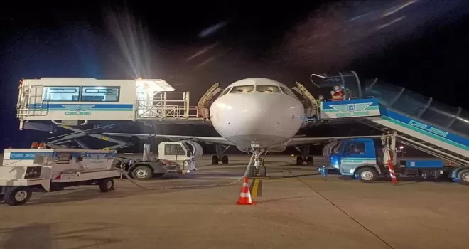 Trabzon havalimanı'nda hareketli dakikalar! Uçak acil iniş yaptı...