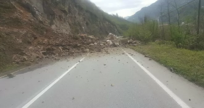 Gümüşhane-Giresun karayolu heyelan nedeniyle ulaşıma kapandı