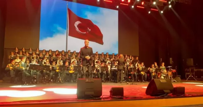 Rus Kızılordu Korosu ve Haluk Levent Ankara’da sahne aldı
