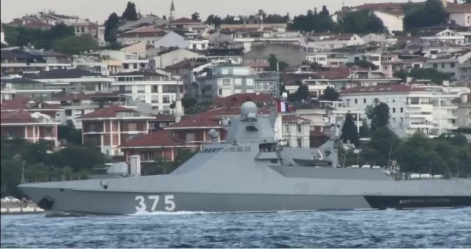 Rus savaş gemisi İstanbul Boğazı’ndan geçti
