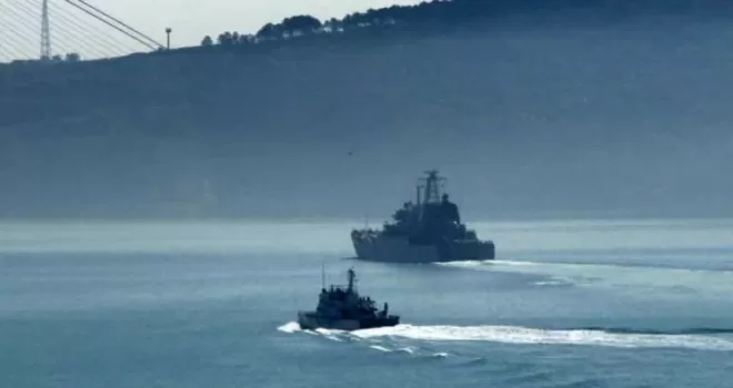 Rus savaş gemisi İstanbul Boğazı’ndan geçti